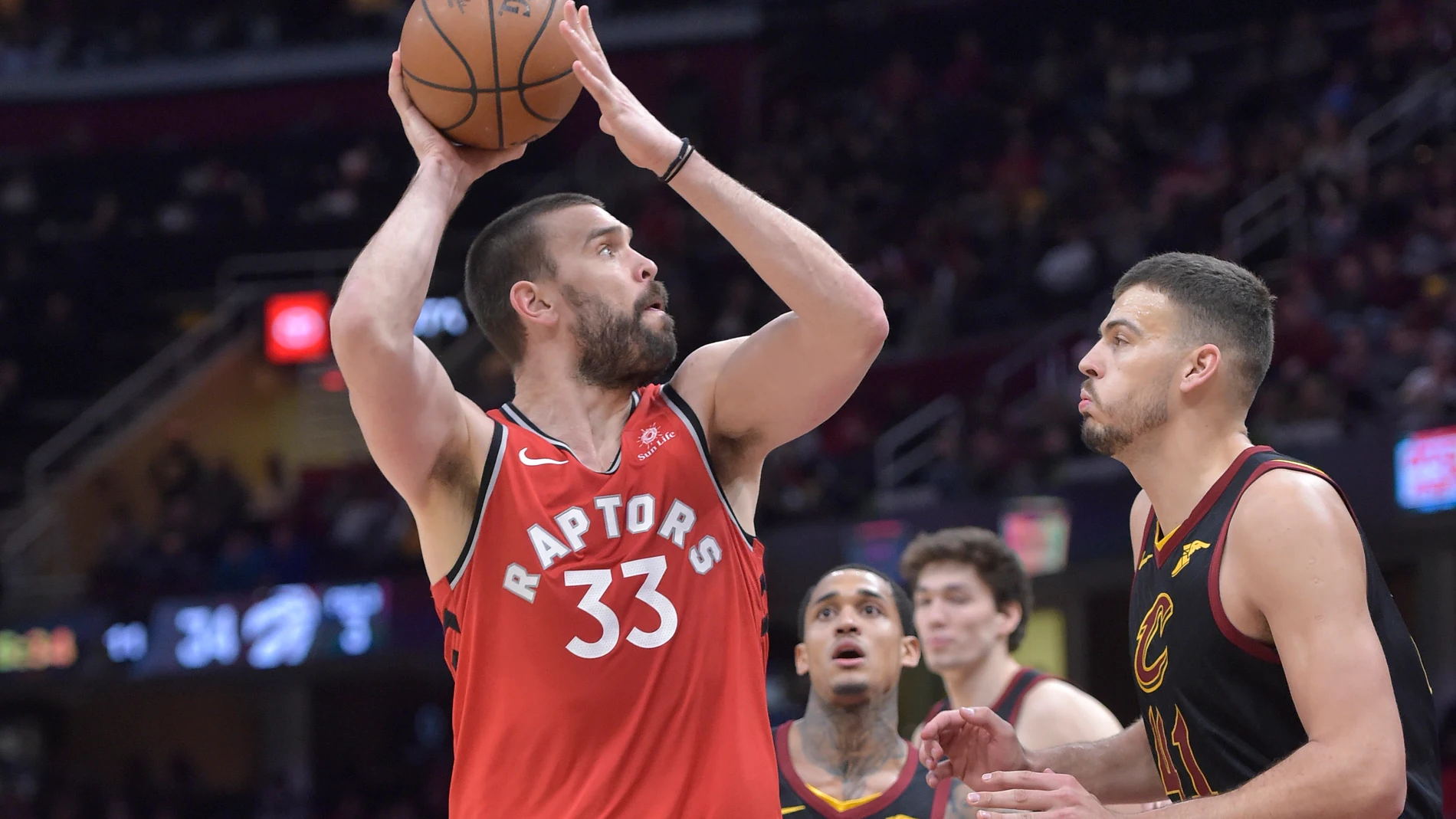 Marc Gasol intenta lanzar a canasta ante los Cavaliers Marc Gasol intenta lanzar a canasta ante los Cavaliers