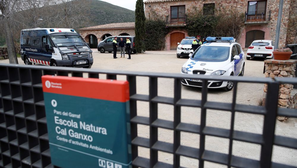 Mossos d'esquadra y policia local ante el centro de Castelldefels (Barcelona) 