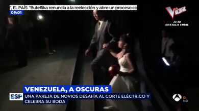 La pareja de novios que desafió el apagón eléctrico en Venezuela y se casó a oscuras