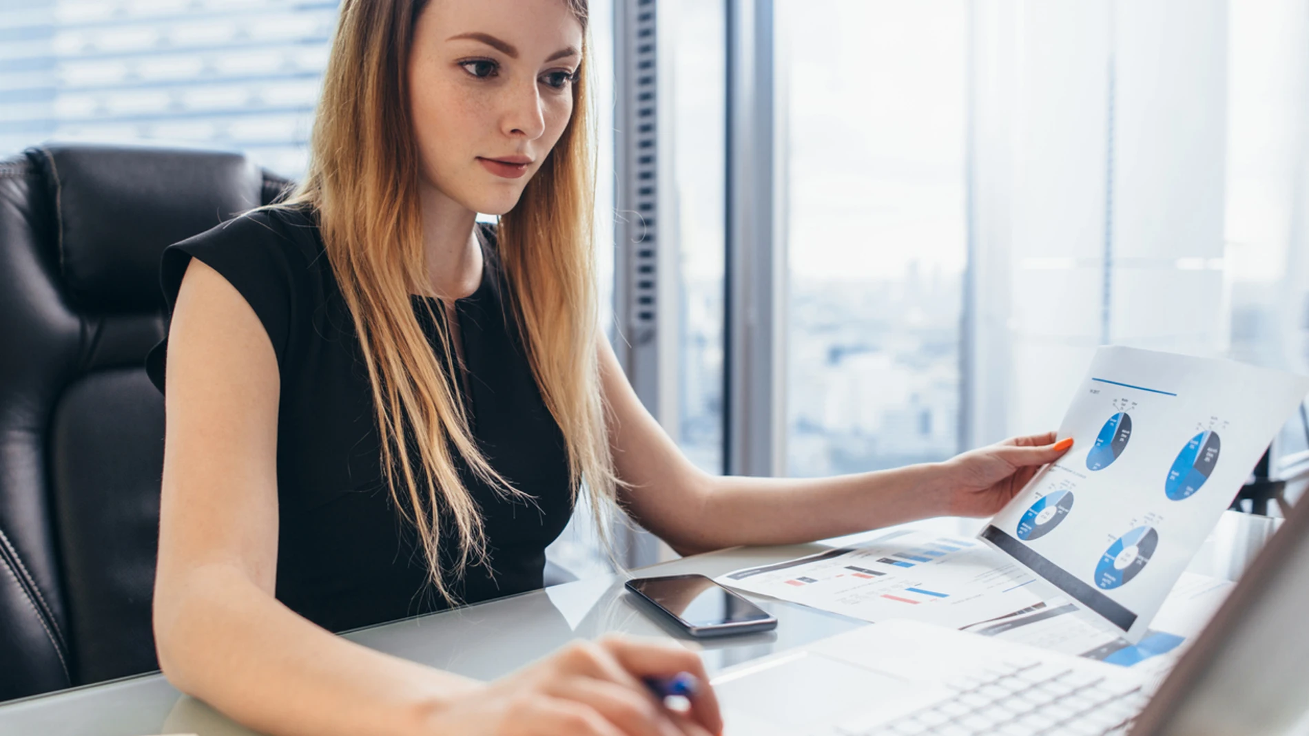 Mujer trabajando Mujer trabajando