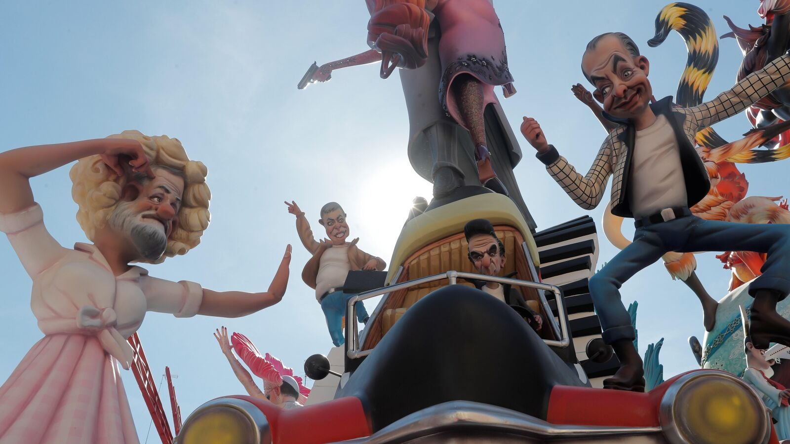 Valencia se viste de fiesta durante el primer día de las fallas en la calle