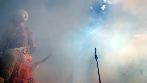 Siete heridos por un petardo que ha explotado entre el público durante una mascletà Siete heridos por un petardo que ha explotado entre el público durante una mascletà