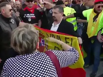 Bandera de España en la marcha independentista Bandera de España en la marcha independentista