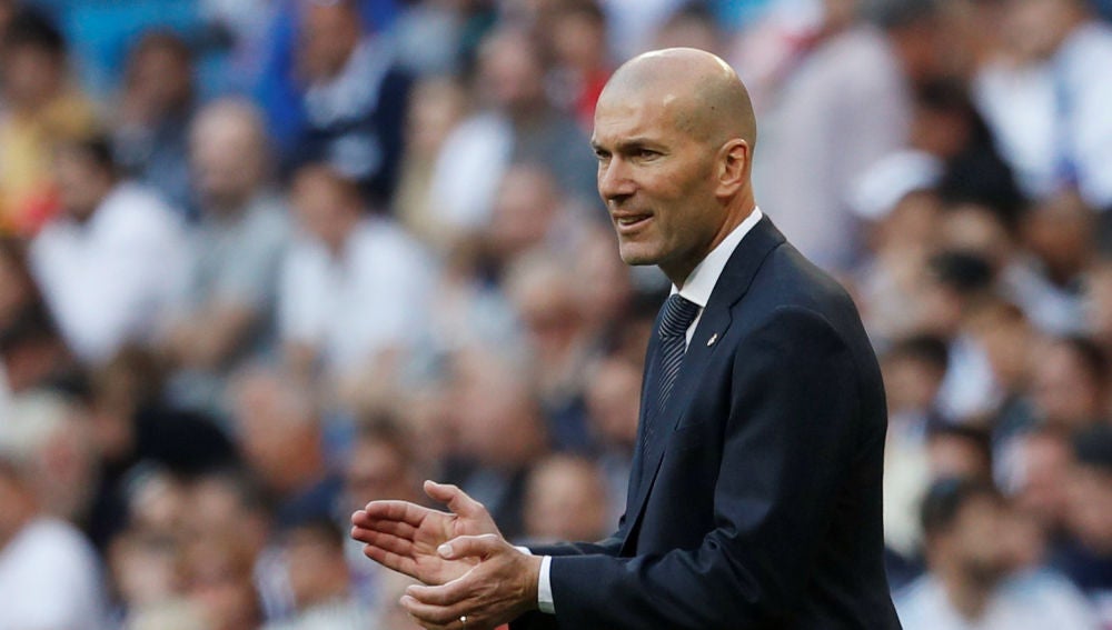 Zinedine Zidane aplaude a sus jugadores desde la banda
