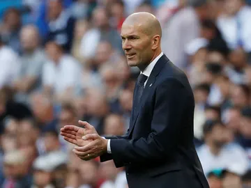 Zinedine Zidane aplaude a sus jugadores desde la banda Zinedine Zidane aplaude a sus jugadores desde la banda