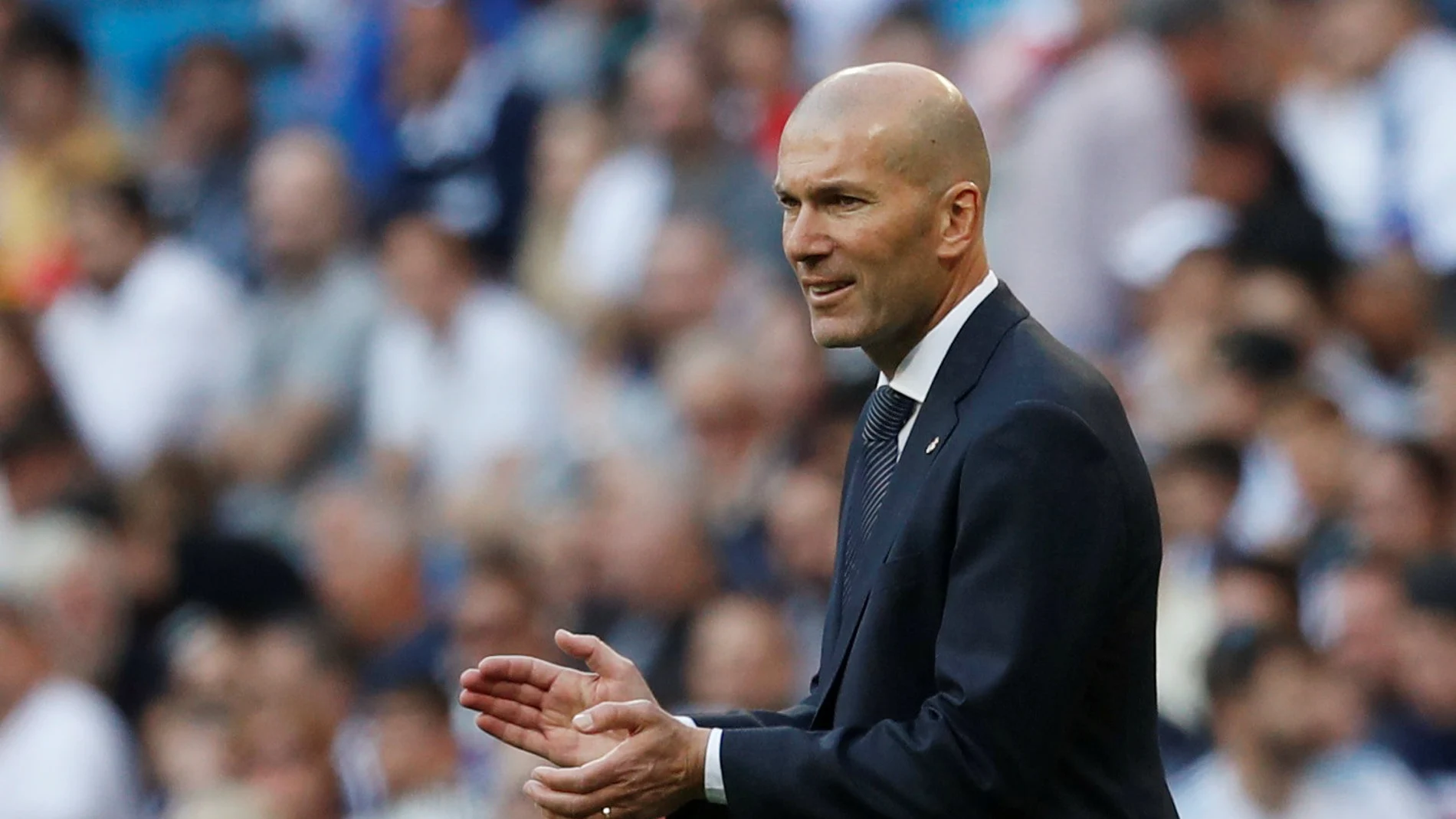 Zinedine Zidane aplaude a sus jugadores desde la banda Zinedine Zidane aplaude a sus jugadores desde la banda