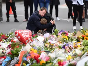 Noticias Fin de semana (16-03-19) Nueva Zelanda prohibirá los rifles semiautomáticos y cambiará sus leyes sobre armas tras la matanza en Christchurch Noticias Fin de semana (16-03-19) Nueva Zelanda prohibirá los rifles semiautomáticos y cambiará sus leyes sobre armas tras la matanza en Christchurch