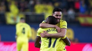 Iborra y Ekambi se abrazan para celebrar el gol del Villarreal
