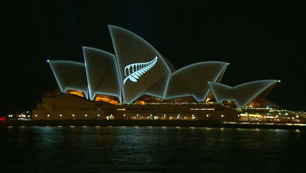 La Ópera de Sidney proyecta una hoja de helecho plateada en solidaridad con las víctimas de Christchurch