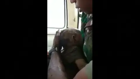 Rescatan vivo a un bebé que quedó atrapado entre los escombros por las inundaciones en Indonesia Rescatan vivo a un bebé que quedó atrapado entre los escombros por las inundaciones en Indonesia