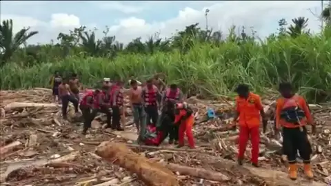 Las inundaciones de Indonesia dejan 50 muertos y 59 heridos que siguen ingresados en los hospitales Las inundaciones de Indonesia dejan 50 muertos y 59 heridos que siguen ingresados en los hospitales