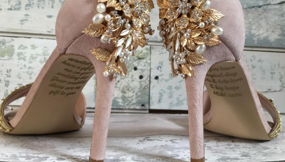 Mensaje de una madre con cáncer a su hija en los zapatos de su boda
