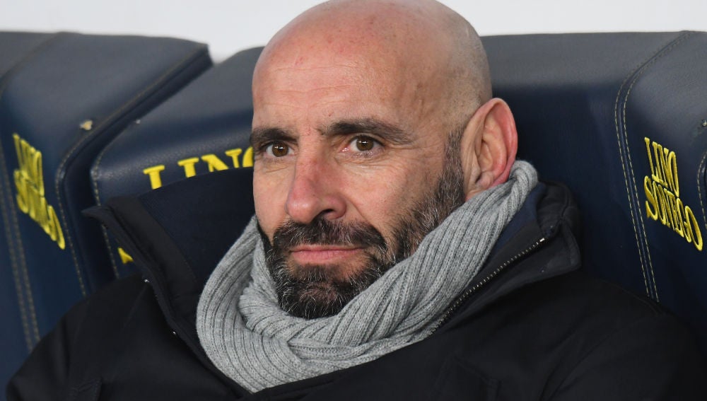 Monchi sonríe en el banquillo
