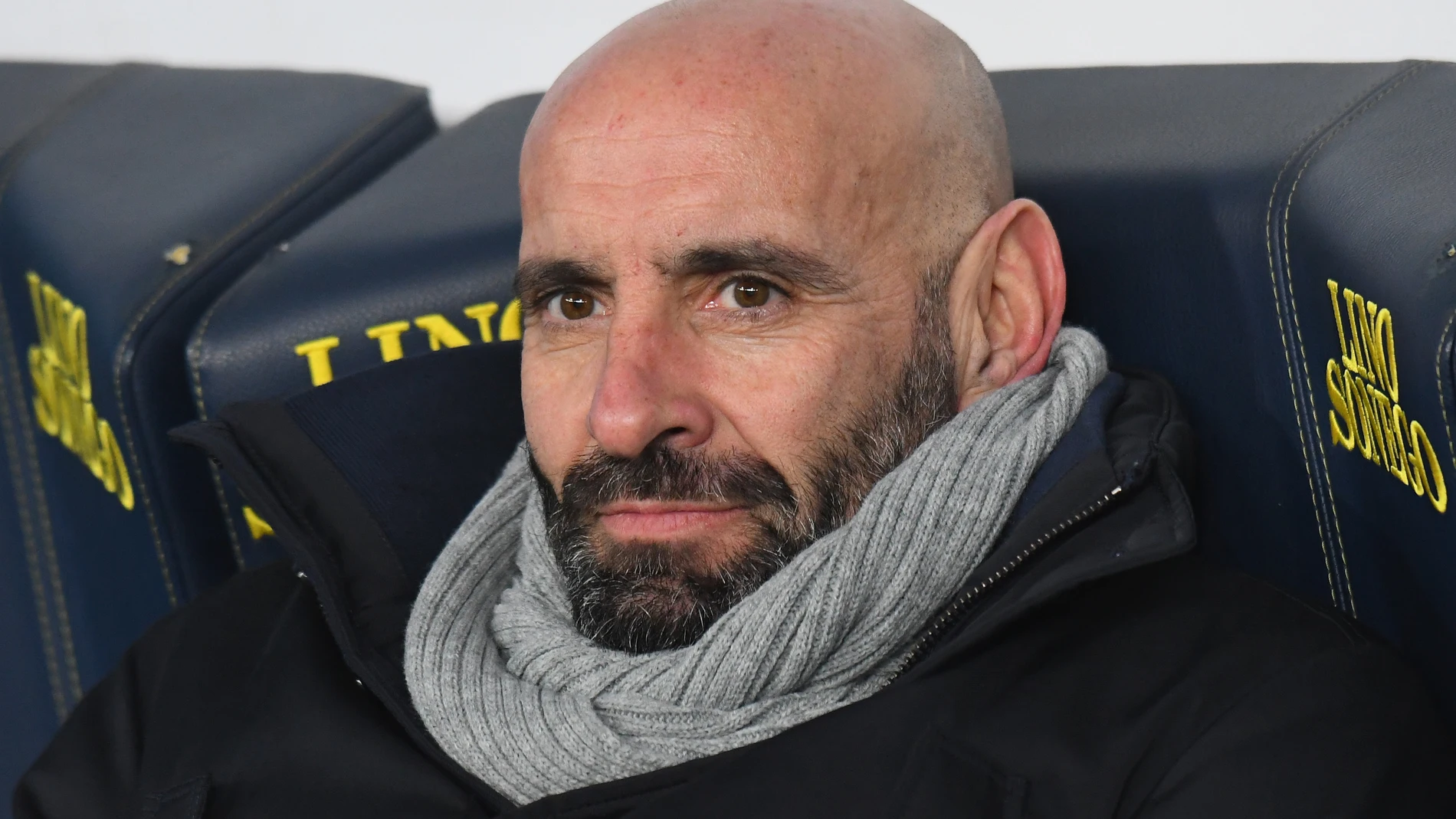 Monchi sonríe en el banquillo Monchi sonríe en el banquillo