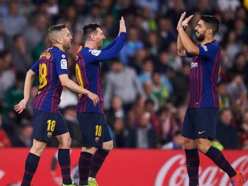 Messi y Suárez se felicitan por el gol del Barça