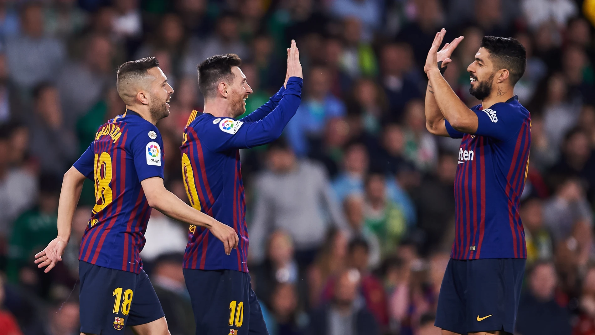 Messi y Suárez se felicitan por el gol del Barça Messi y Suárez se felicitan por el gol del Barça