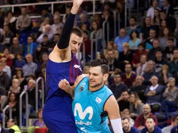 Víctor Claver defiende una acción ante el Estudiantes Víctor Claver defiende una acción ante el Estudiantes