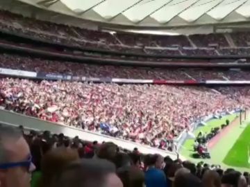 Fiesta en las gradas del Wanda Metropolitano en el histórico Atlético vs Barcelona femenino