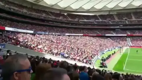 Fiesta en las gradas del Wanda Metropolitano en el histórico Atlético vs Barcelona femenino Fiesta en las gradas del Wanda Metropolitano en el histórico Atlético vs Barcelona femenino