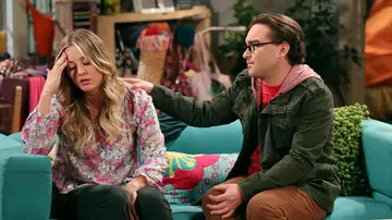 Kaley Cuoco y Johnny Galecki como Penny y Leonard en &#39;The Big Bang Theory&#39;