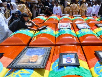 El multitudinario funeral de las víctimas del avión siniestrado en Etiopía