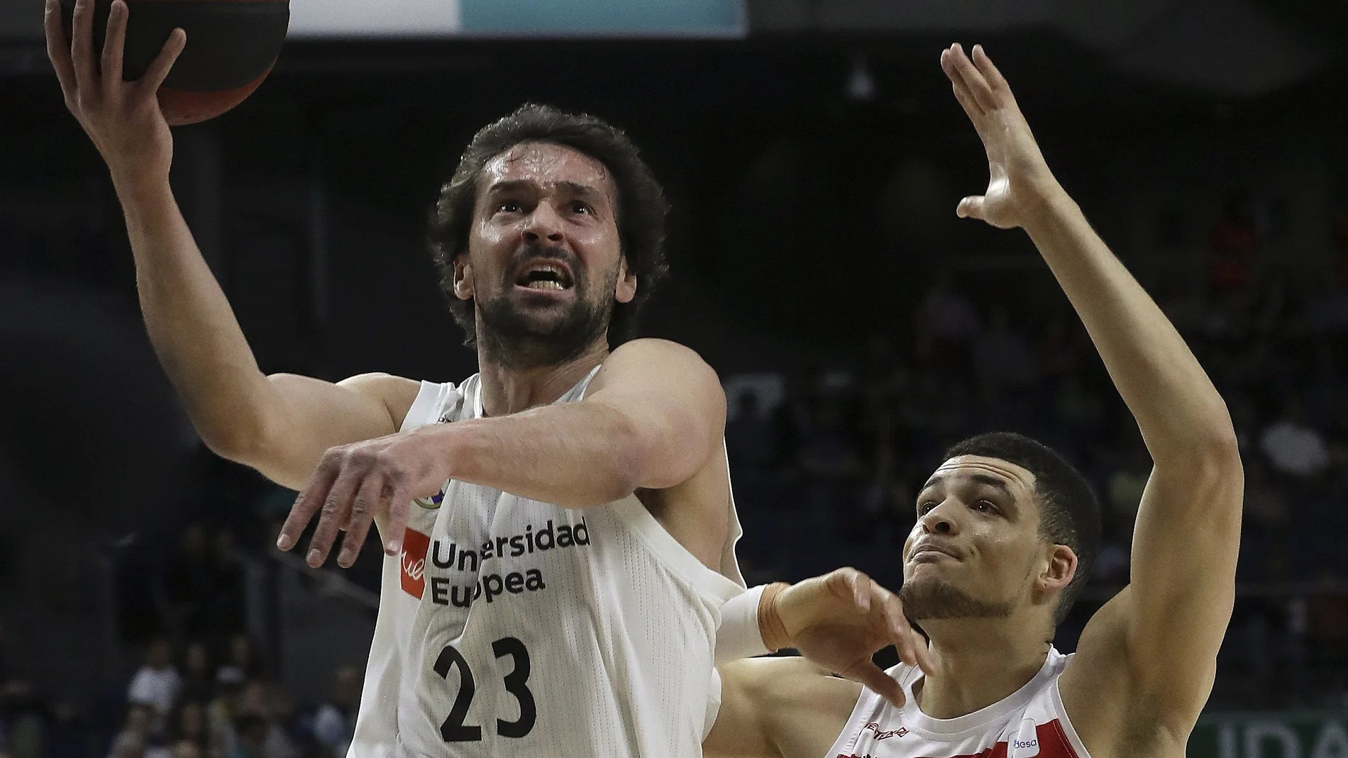 Llull penetra a canasta ante el Manresa Llull penetra a canasta ante el Manresa