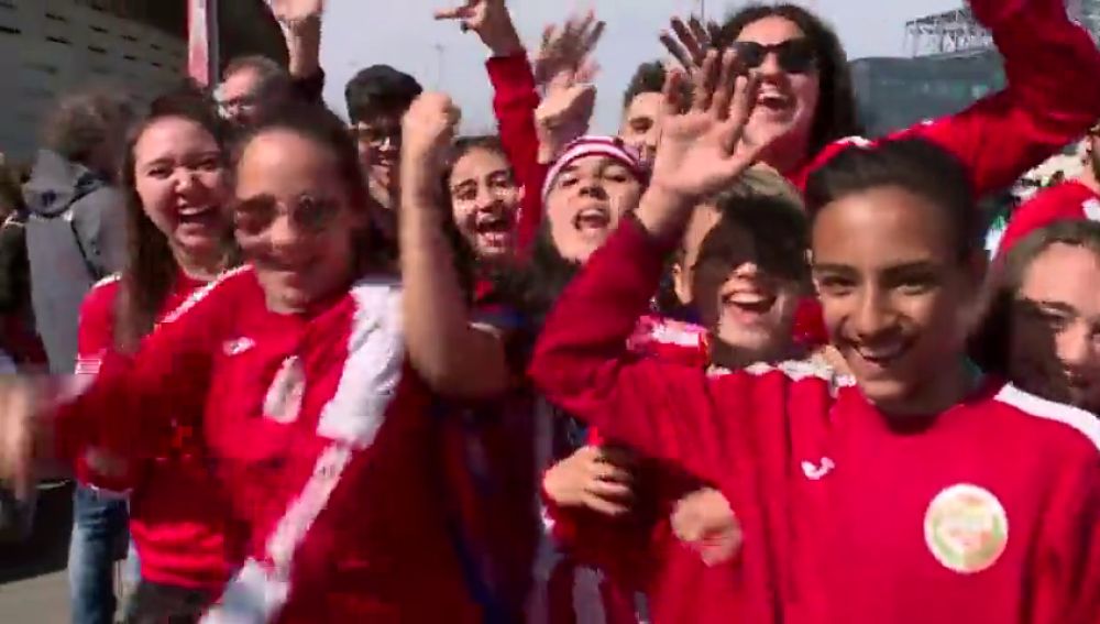 Ambientazo en los aledaños del Wanda Metropolitano para el Atlético vs Barcelona femenino
