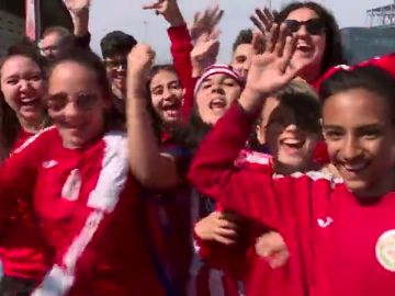 Ambientazo en los aledaños del Wanda Metropolitano para el Atlético vs Barcelona femenino