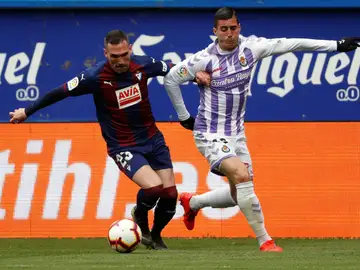 Arbilla y Sergi Guardiola disputan un balón en el partido Arbilla y Sergi Guardiola disputan un balón en el partido