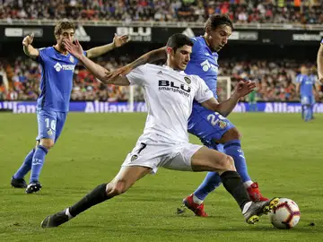 Guedes y Damián pelean por el balón Guedes y Damián pelean por el balón