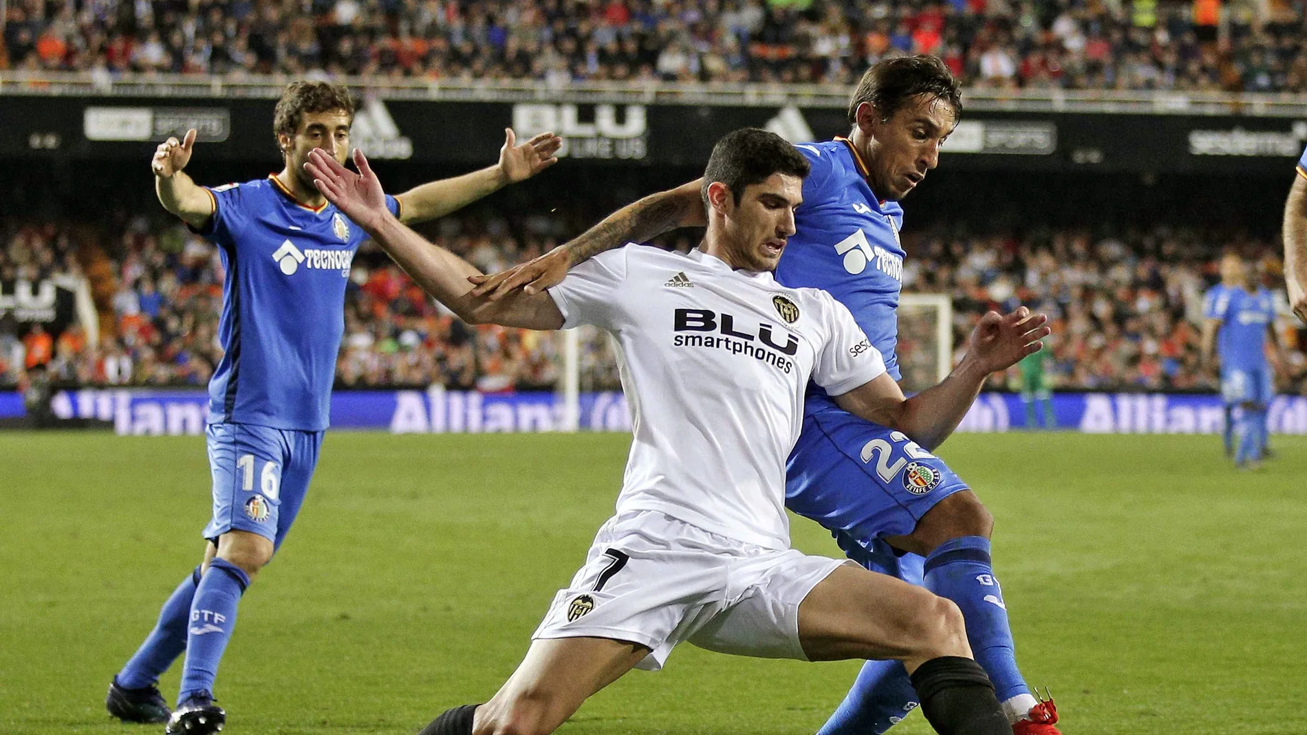 Guedes y Damián pelean por el balón Guedes y Damián pelean por el balón