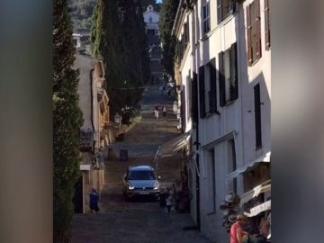 Un coche desciende por unas escaleras en Mallorca