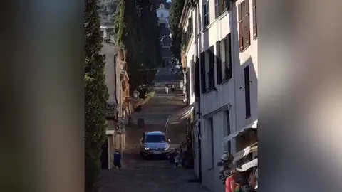 Un coche desciende por unas escaleras en Mallorca Un coche desciende por unas escaleras en Mallorca
