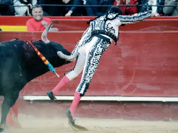 El diestro, Enrique Ponce, durante la cogida en la Plaza de Toros de Valencia El diestro, Enrique Ponce, durante la cogida en la Plaza de Toros de Valencia