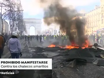 Macron prohibe manifestarse a los chalecos amarillos en los Campos Elíseos Macron prohibe manifestarse a los chalecos amarillos en los Campos Elíseos