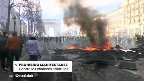 Macron prohibe manifestarse a los chalecos amarillos en los Campos Elíseos Macron prohibe manifestarse a los chalecos amarillos en los Campos Elíseos