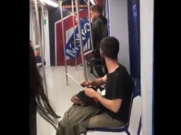 Un joven afilando un cuchillo en el Metro de Madrid