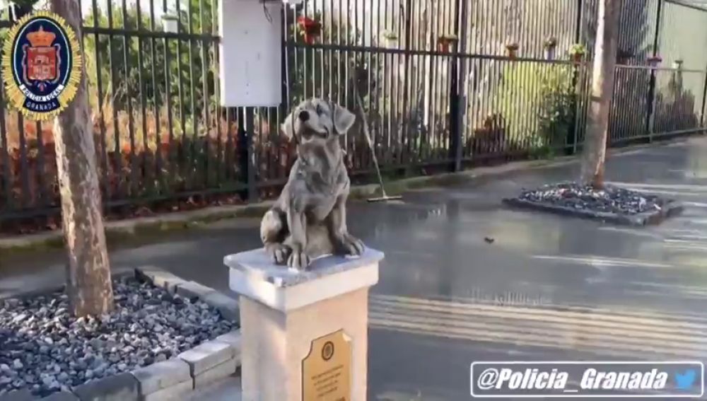 La Policía Local de Granada levanta una estatua en honor a los perros de la Unidad Canina