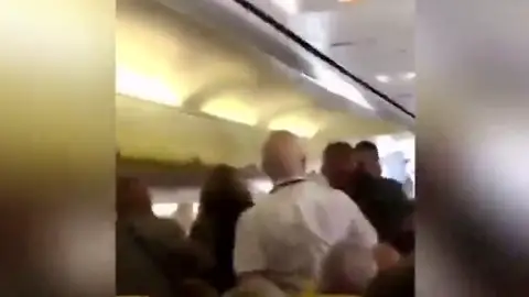 Pelea en un vuelo de Ryanair Pelea en un vuelo de Ryanair