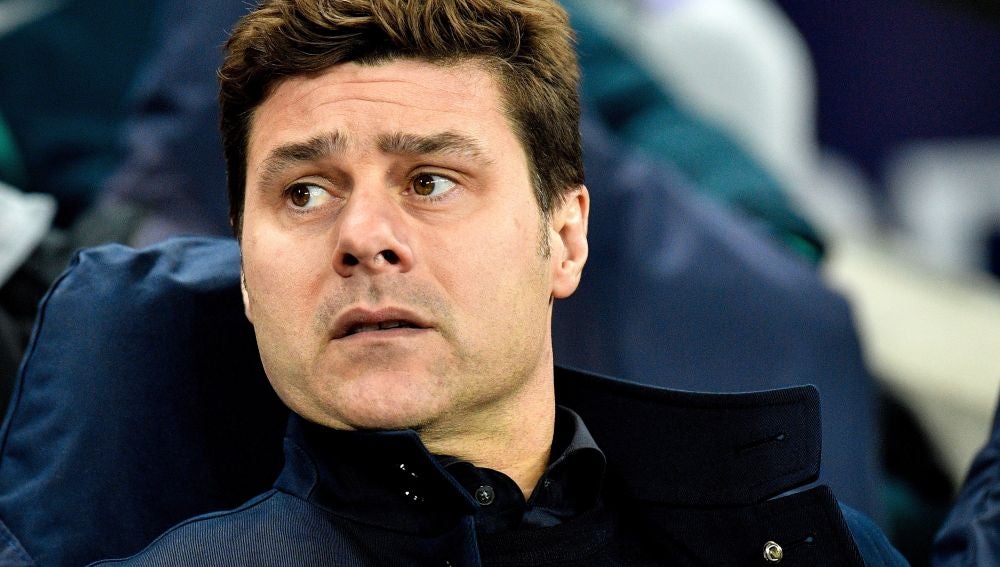 Pochettino, con gesto serio en el banquillo