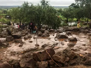 Habitantes de Chiluvi, una aldea del centro de Mozambique, caminan por una calle cubierta de lodo tras el paso del ciclón Idai Habitantes de Chiluvi, una aldea del centro de Mozambique, caminan por una calle cubierta de lodo tras el paso del ciclón Idai