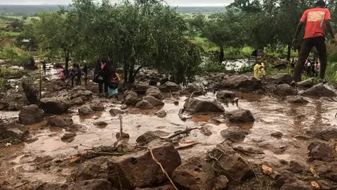 Habitantes de Chiluvi, una aldea del centro de Mozambique, caminan por una calle cubierta de lodo tras el paso del ciclón Idai Habitantes de Chiluvi, una aldea del centro de Mozambique, caminan por una calle cubierta de lodo tras el paso del ciclón Idai