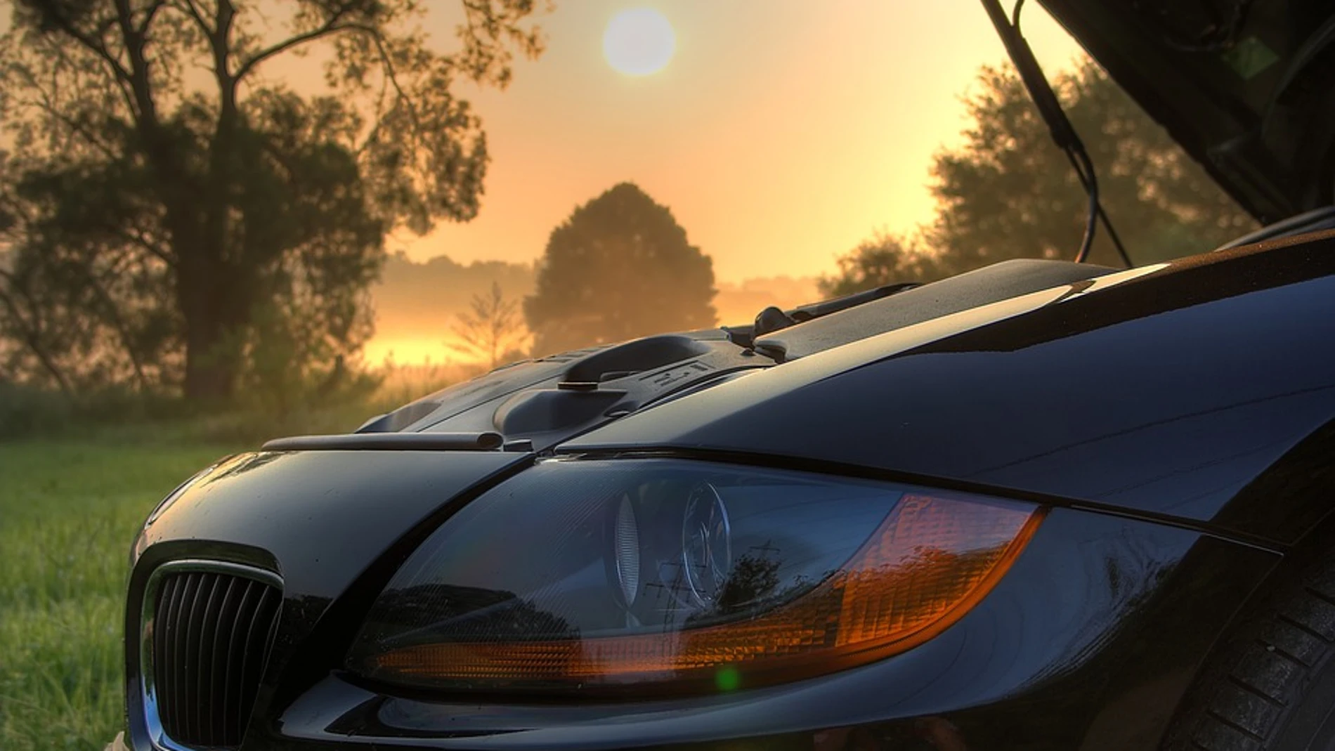 Coche con el capó abierto Coche con el capó abierto