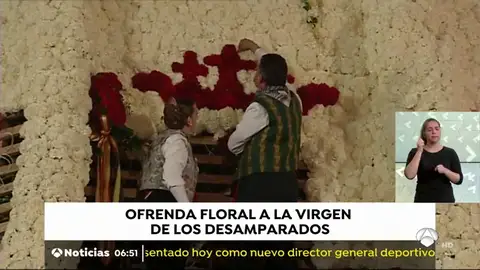 Miles de falleros desfilan ante la Virgen de los Desamparados en la ofrenda más calurosa de los últimos 70 años OFRENDA_VALENCIA