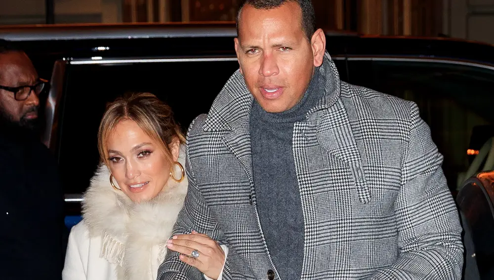 Jennifer Lopez presume de anillo de compromiso