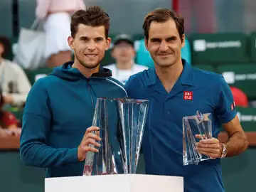 Dominic Thiem y Roger Federer posan con los trofeos tras la fina Dominic Thiem y Roger Federer posan con los trofeos tras la fina