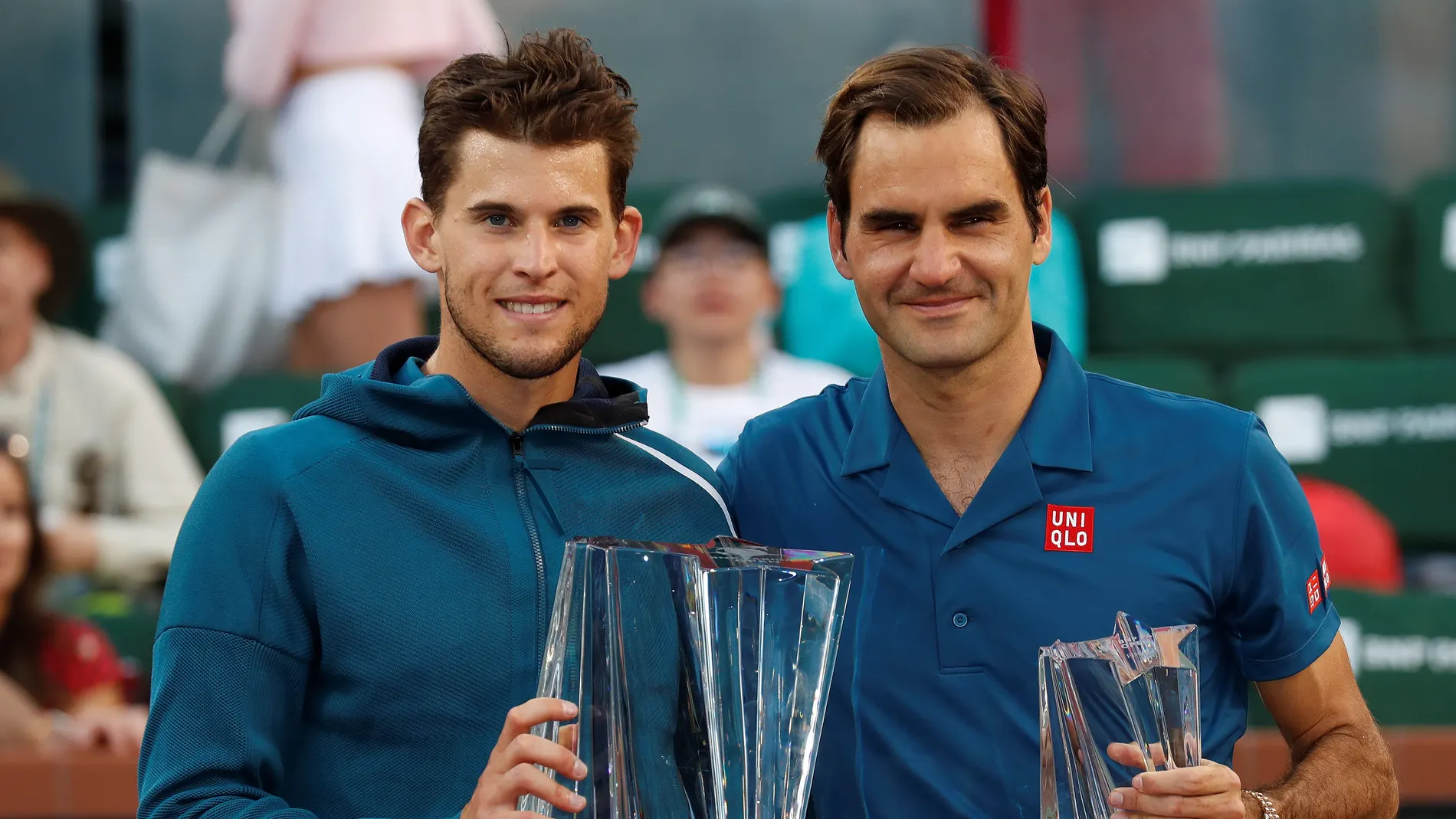 Dominic Thiem y Roger Federer posan con los trofeos tras la fina Dominic Thiem y Roger Federer posan con los trofeos tras la fina
