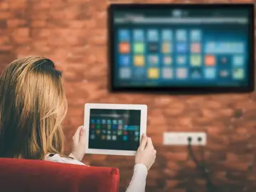Mujer viendo la televisión Mujer viendo la televisión
