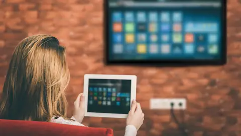 Mujer viendo la televisión Mujer viendo la televisión