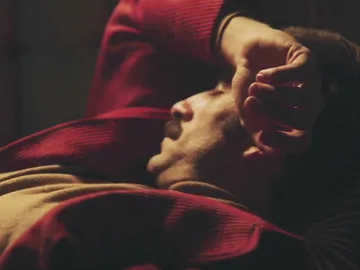 Guillermo, muy borracho, recibe la ayuda de Maribel Guillermo, muy borracho, recibe la ayuda de Maribel